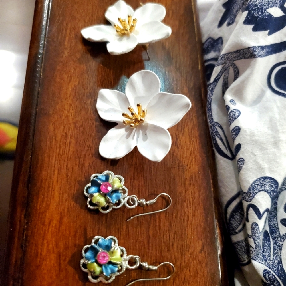 2 Sets Of Flower Earrings